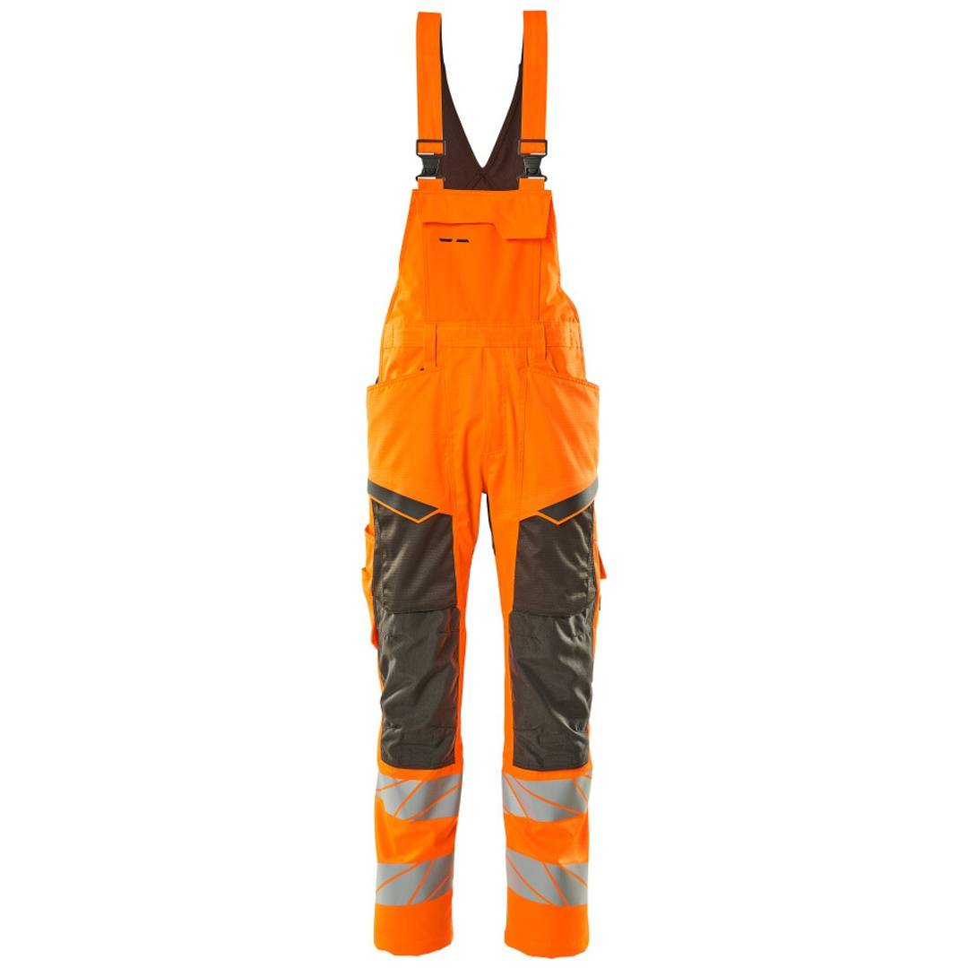 Orange leuchtfarbige Arbeitslatzhose mit reflektierenden Unterschenkelbändern und dunklen Kniepartien, frontal auf neutralem Hintergrund abgebildet.