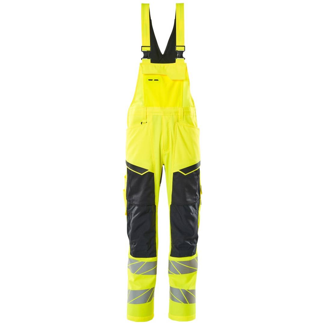 Hochsichtbare gelb-schwarze Arbeitslatzhose mit reflektierendem Streifen, Vorderansicht auf weißem Hintergrund.
