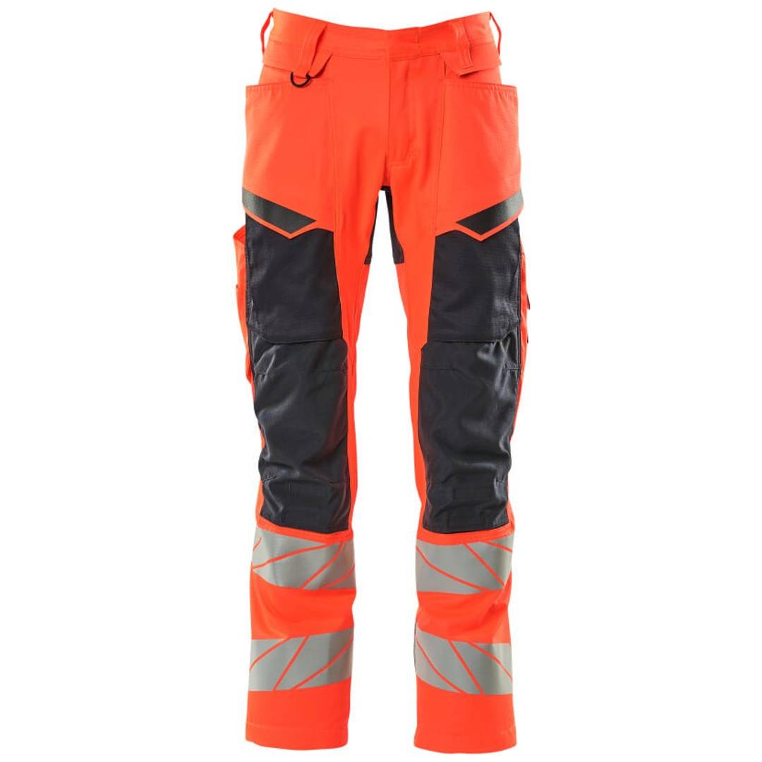 Hochsichtbare orange- und schwarze Arbeitshosen mit reflektierenden Bändern an den Unterschenkeln, frontal auf weißem Hintergrund dargestellt.