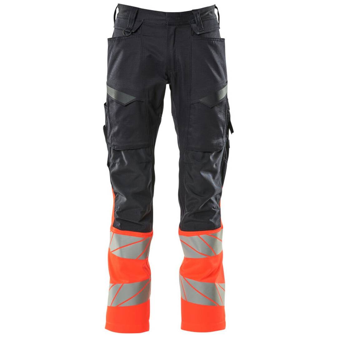 Hochsichtbare Arbeitshosen, schwarz mit orange und reflektierendem grau an den unteren Beinen, in Vorderansicht auf weißem Hintergrund gezeigt.