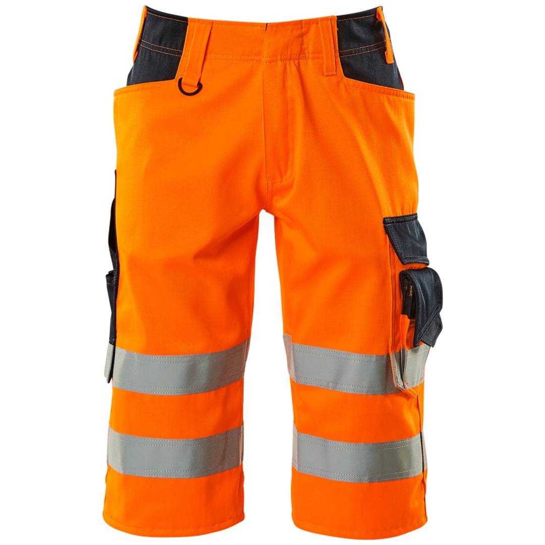 Hochsichtbare orange Arbeitskurzhosen mit reflektierenden silbernen Streifen und mehreren Funktionstasche auf weißem Hintergrund.