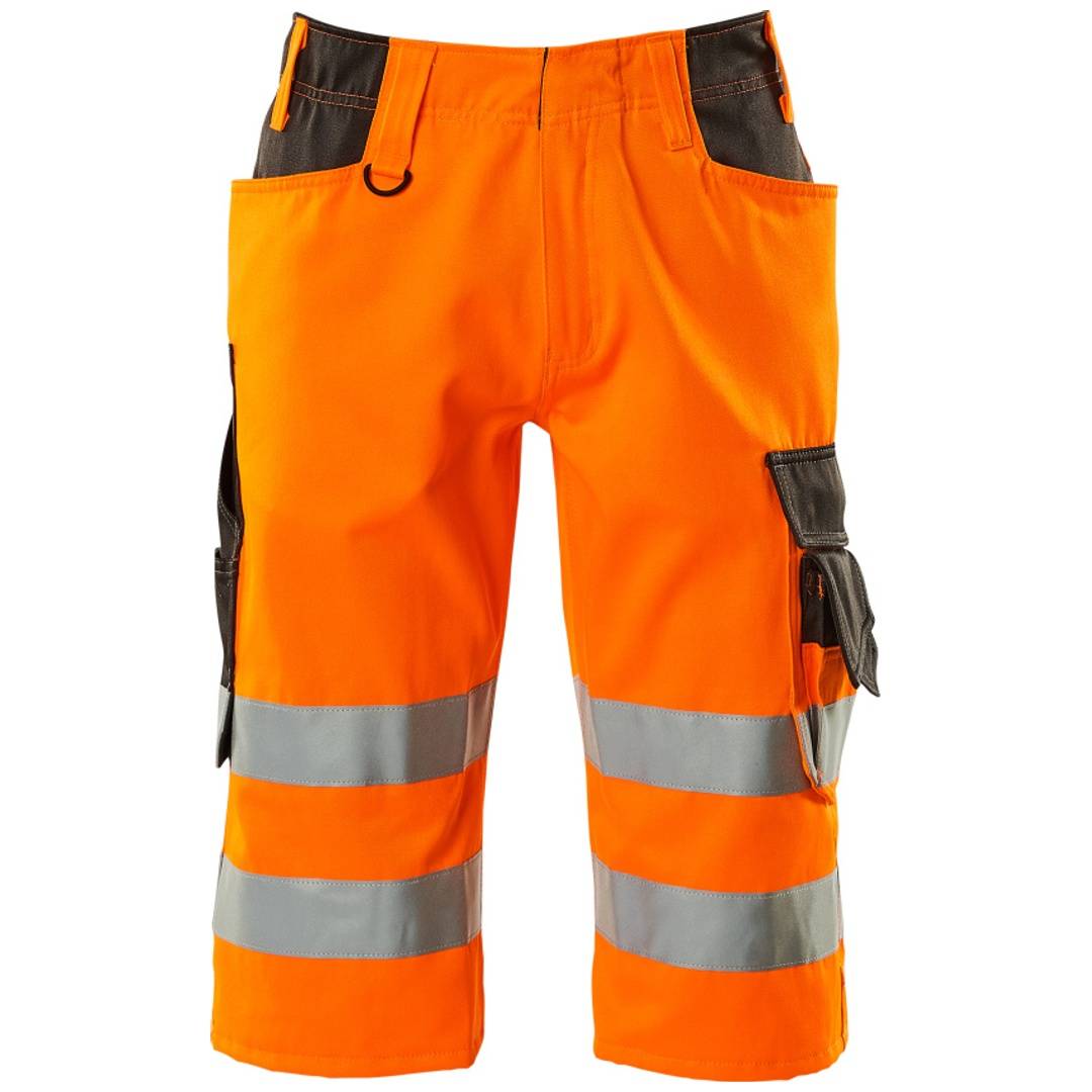 Leuchtend orangefarbene Arbeitshose mit hoher Sichtbarkeit, reflektierenden silbernen Streifen und schwarzen Cargotaschen, Vorderansicht auf weißem Hintergrund.