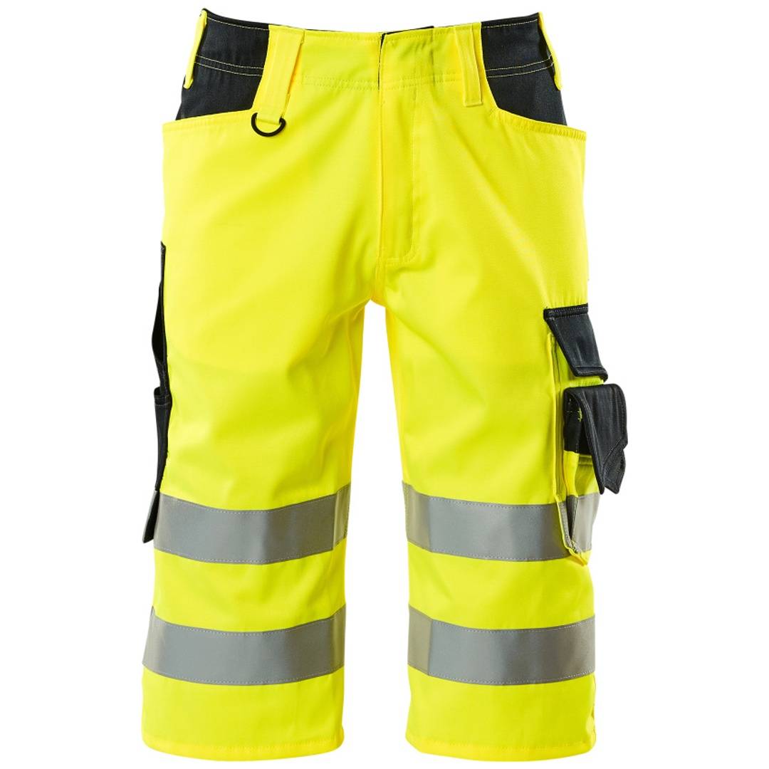 Hochsichtbare neongelbe Arbeitshorts mit reflektierenden silbernen Streifen und schwarzen Taschen auf weißem Hintergrund.