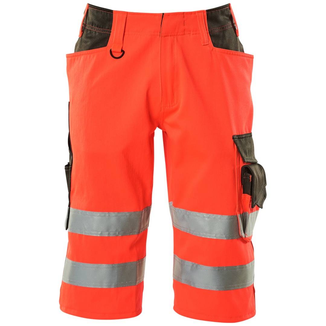 Hochsichtbare orangefarbene Arbeitshorts mit grauen Reflektorbändern und mehreren Nutzungstaschen, Vorderansicht auf weißem Hintergrund.