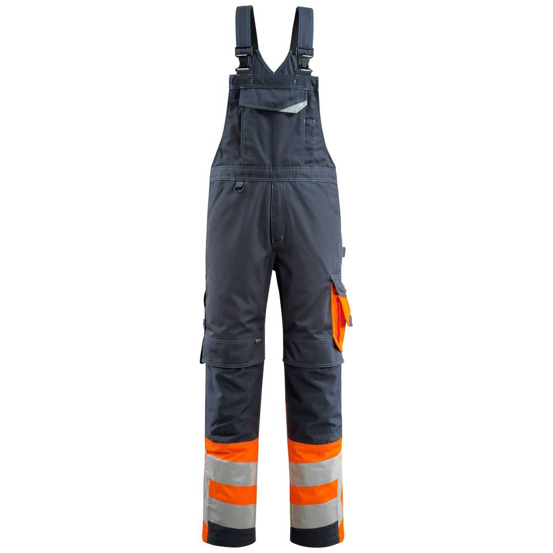 Dunkelgraue isolierte Arbeitsoveralls mit Hosenträgern und orangefarbenen Reflektorbändern an den Unterschenkeln, in Vorderansicht auf weißem Hintergrund dargestellt.