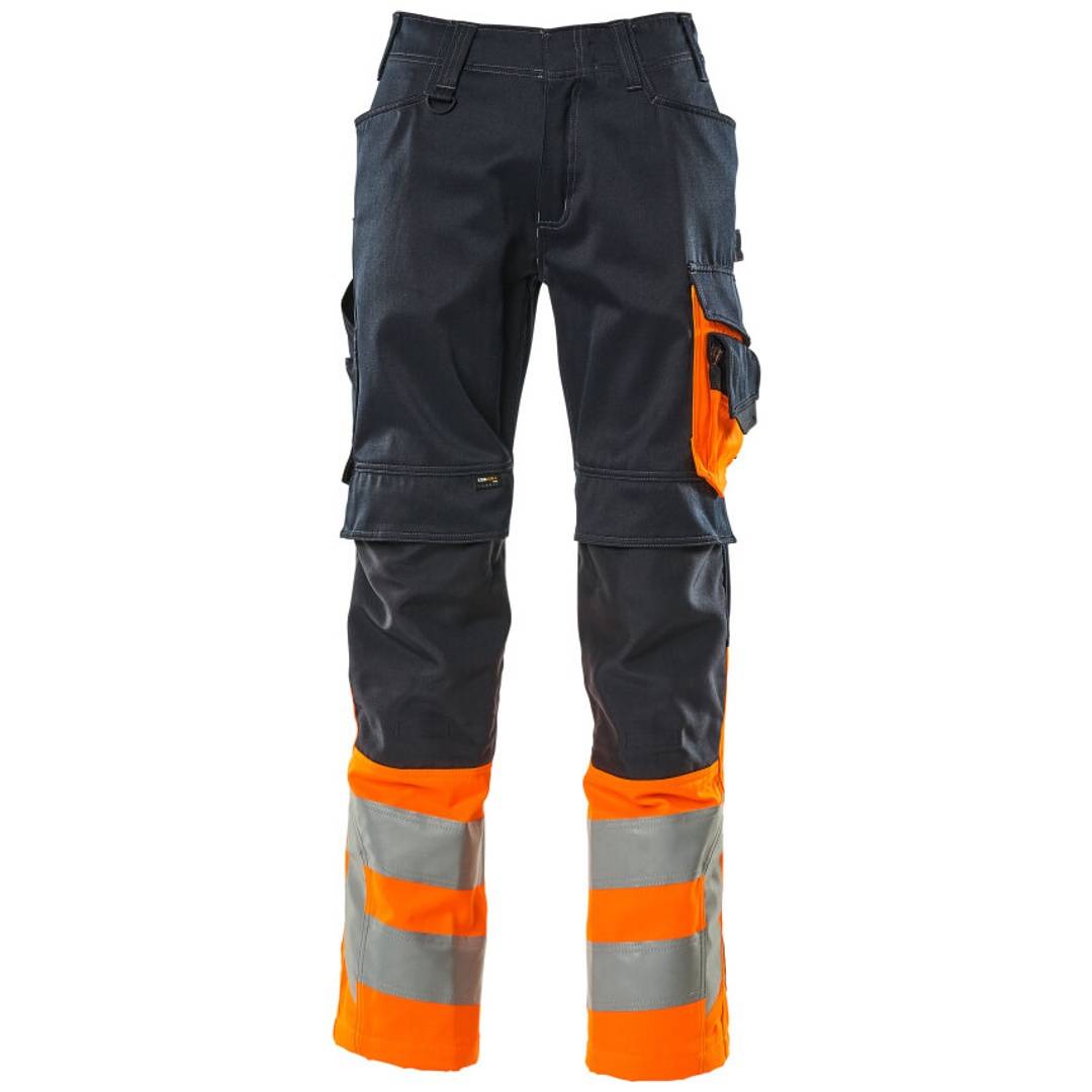 Dunkle Arbeitshosen mit orangefarbenen und reflektierenden silbernen Bändern an den Unterbeinen, in Frontansicht auf weißem Hintergrund dargestellt.