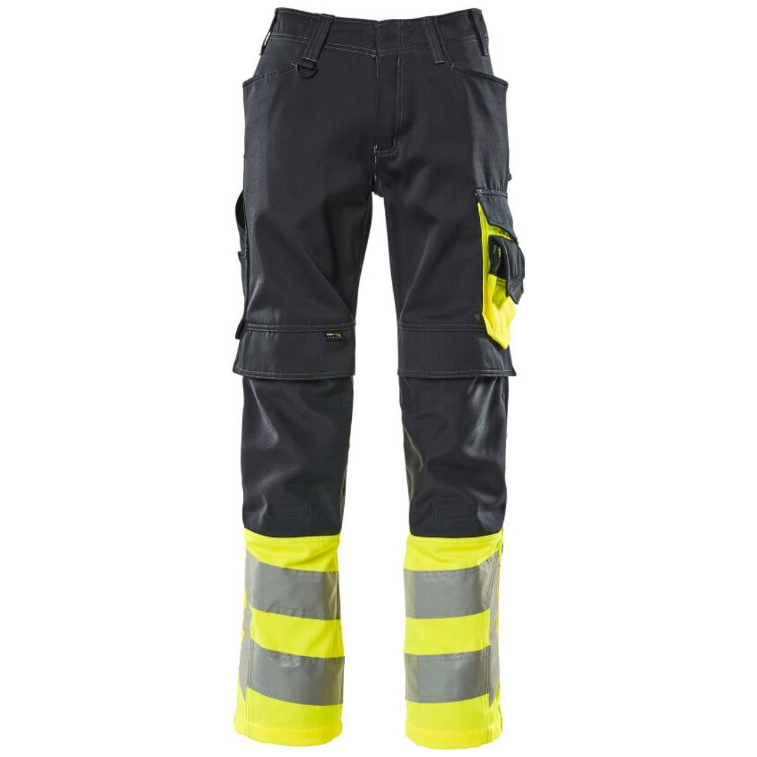 Schwarze Arbeitshosen mit leuchtend gelben und grauen reflektierenden Unterschenkelpaneelen und seitlichen Cargotaschen, Vorderansicht auf weißem Hintergrund.