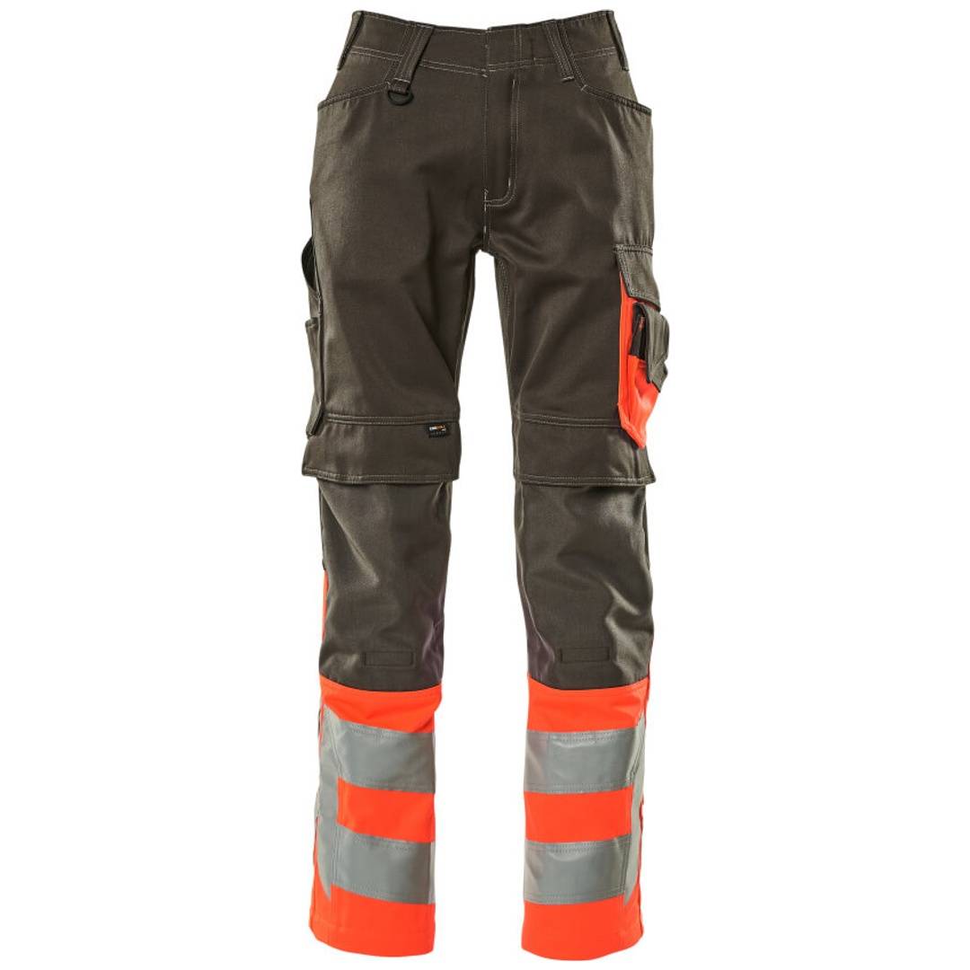 Hochsichtbare Arbeitshosen mit orangefarbenen reflektierenden Bändern an den Unterbeinen und einer seitlichen Cargotasche, dargestellt vor weißem Hintergrund.