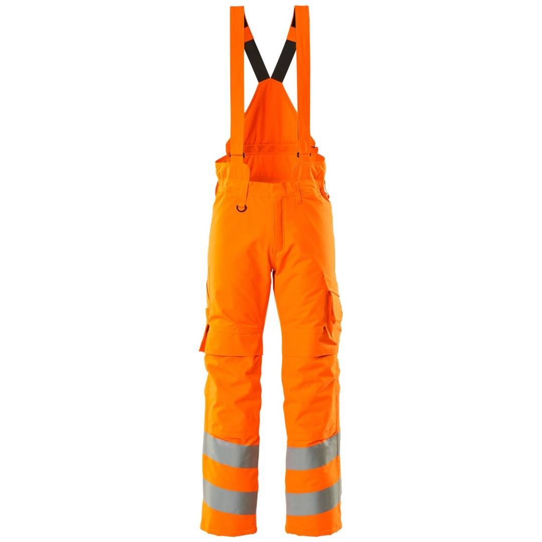 Leuchtend orange Arbeitsoverall mit hoher Sichtbarkeit, schwarzen Hosenträgern und reflektierenden grauen Bändern an den Unterbeinen, freigestellt auf weißem Hintergrund.