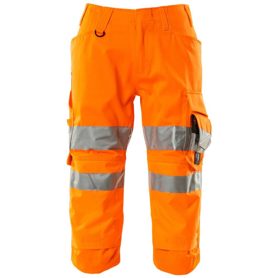 Hochsichtbare orangefarbene Arbeitshosen mit silbernen reflektierenden Streifen und seitlichen Cargo-Taschen auf weißem Hintergrund