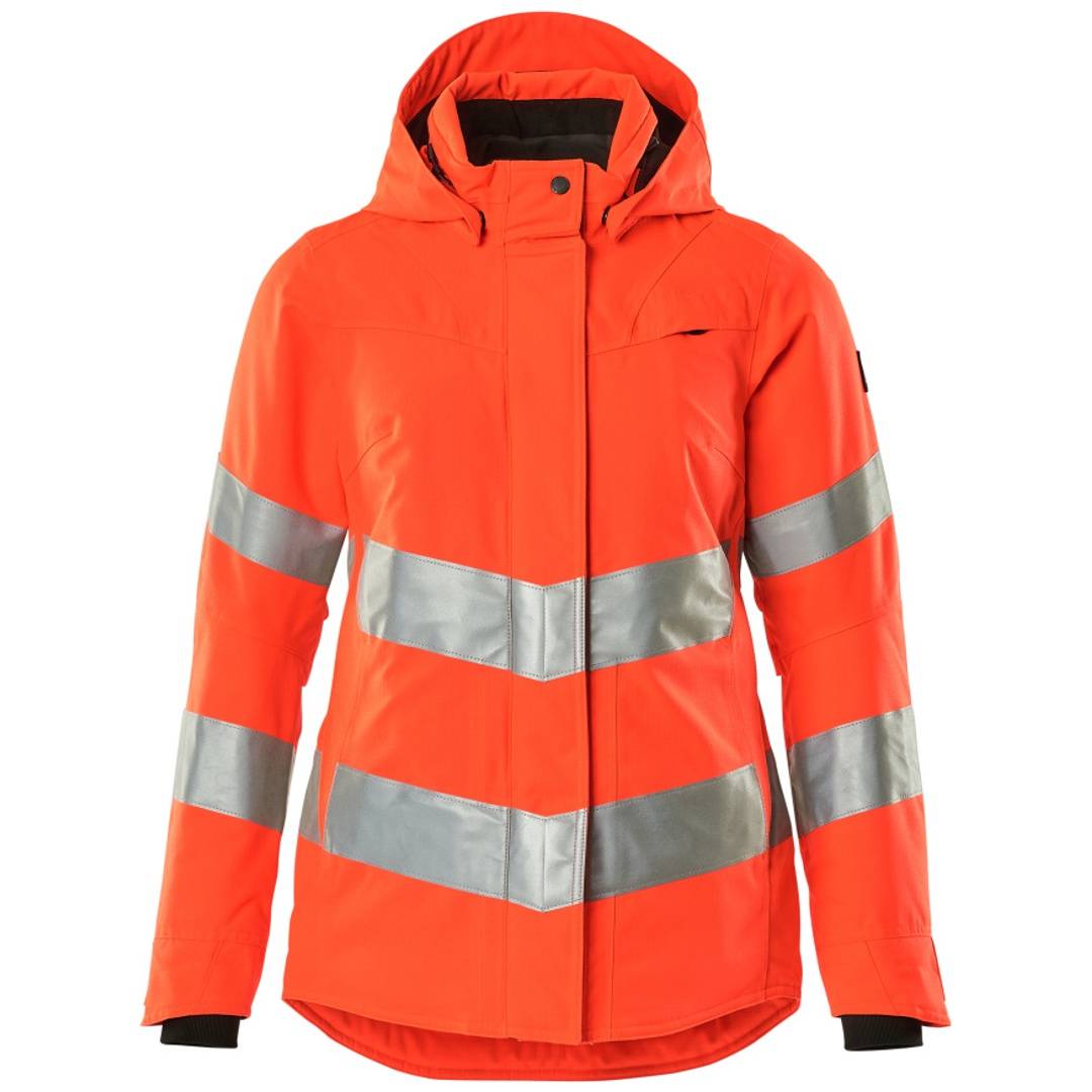 Leuchtend orange Hochsichtbarkeitsjacke mit Kapuze und reflektierenden silbernen Streifen an den Ärmeln und der Brust, Vorderansicht auf weißem Hintergrund.