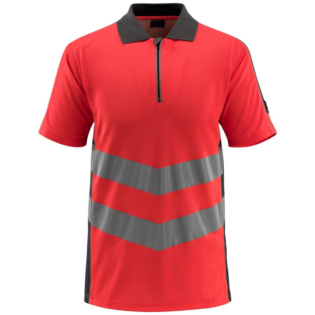 Rotes Poloshirt mit kurzen Ärmeln, schwarzem Kragen und Reißverschluss, mit grauen Chevron-Streifen über Brust und Oberkörper.