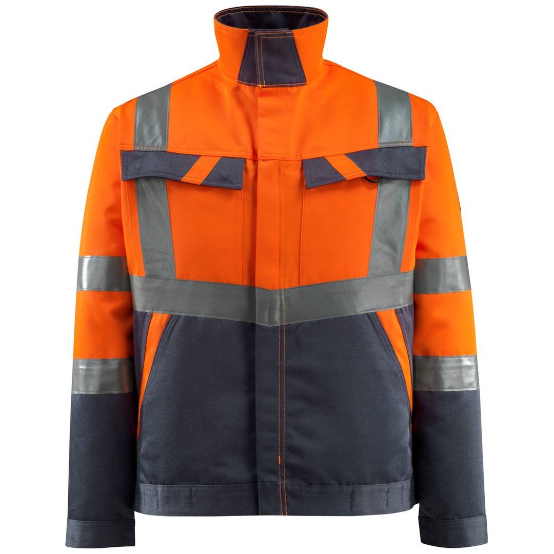 Orange und dunkelblau Hochsichtbarkeitsjacke mit reflektierenden silbernen Streifen, Vordertaschen und hohem Kragen auf neutralem Hintergrund.