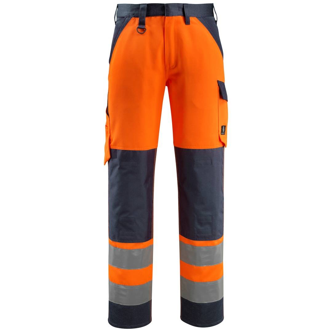 Orange- und marineblaue Arbeitshosen mit hoher Sichtbarkeit und reflektierenden Bändern an den Unterschenkeln, Vorderansicht auf weißem Hintergrund.