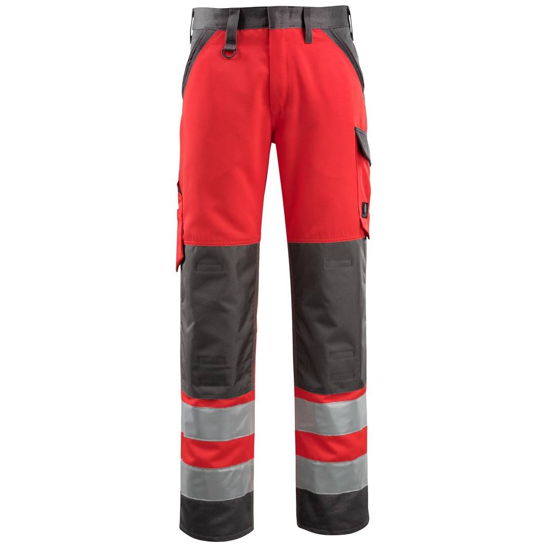 Rot und schwarze Arbeitshosen mit hoher Sichtbarkeit und reflektierenden silbernen Streifen an den Unterbeinen, Vorderansicht.