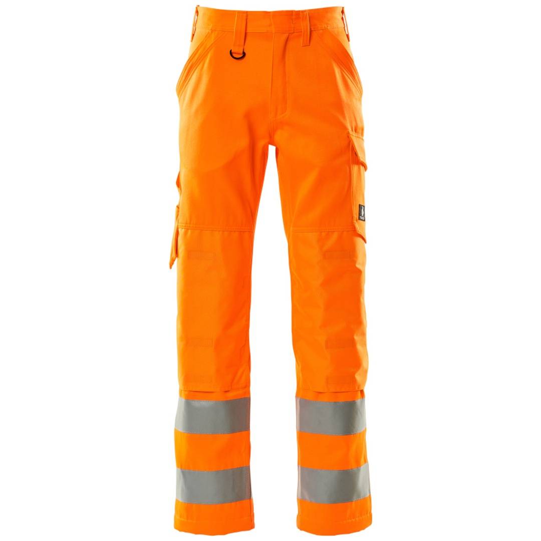Leuchtend orange hochsichtbare Arbeitshosen mit reflektierenden silbernen und orangefarbenen Bändern um die Unterschenkel.