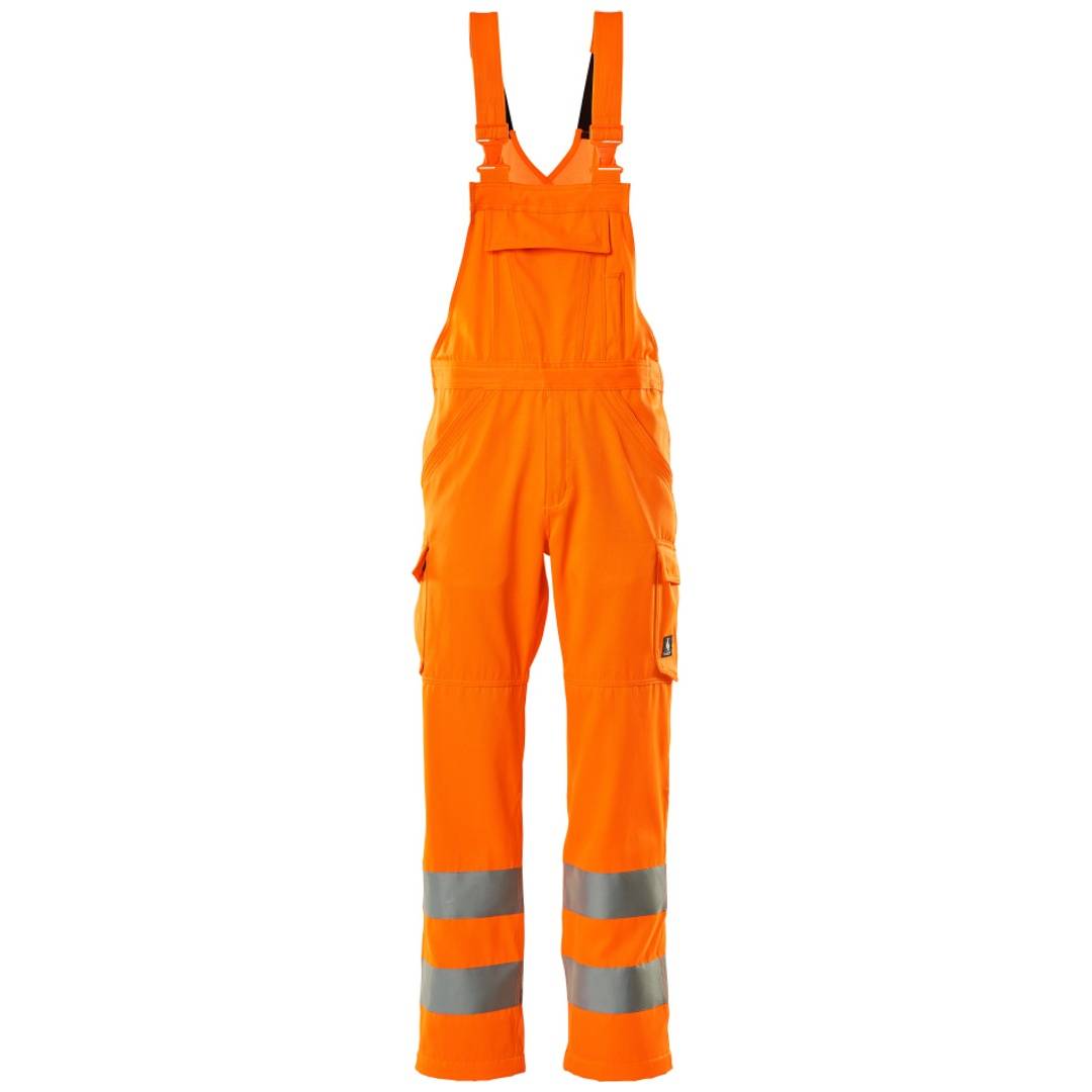 Leuchtend orange hochsichtbare Arbeitsoveralls mit Hosenträgern und reflektierenden grauen Bändern an den Unterschenkeln, auf weißem Hintergrund dargestellt.