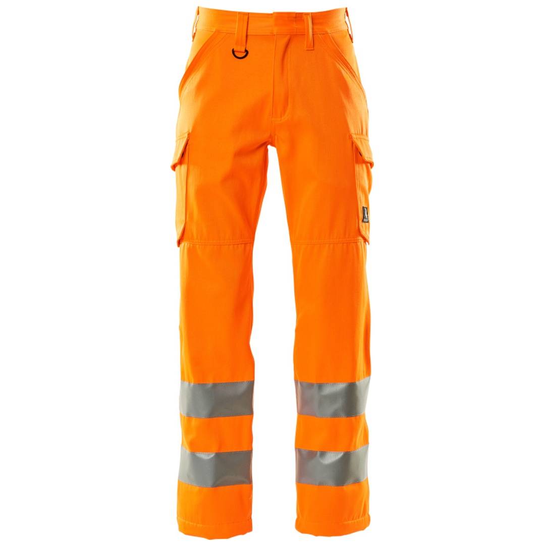 Leuchtend orange Arbeitshose mit hoher Sichtbarkeit und reflektierenden silbernen Bändern an den Unterschenkeln, vor weißem Hintergrund dargestellt.
