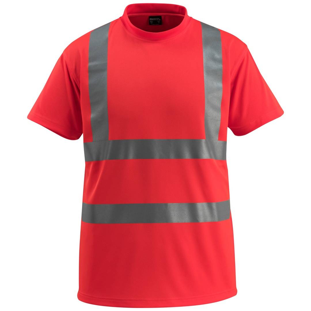 Rotes Hochsichtbarkeitst-Shirt mit kurzen Ärmeln und grauen Reflexionsstreifen auf den Schultern sowie über der Brust und Taille, isoliert auf weißem Hintergrund.