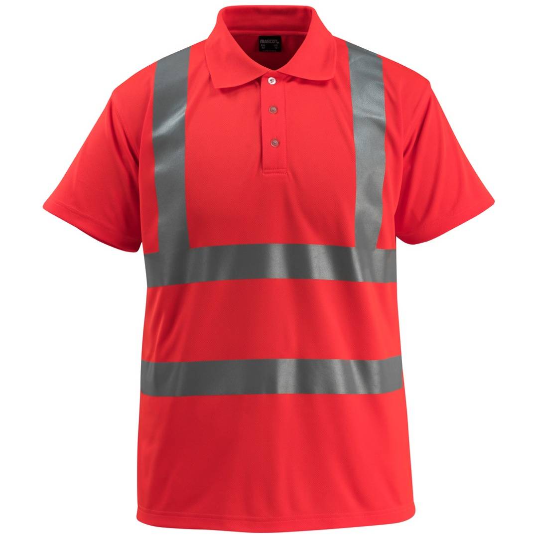 Rotes Kurzarm-Poloshirt mit grauen reflektierenden Sicherheitsstreifen auf der Brust, den Schultern und den Ärmeln, gezeigt auf weißem Hintergrund.