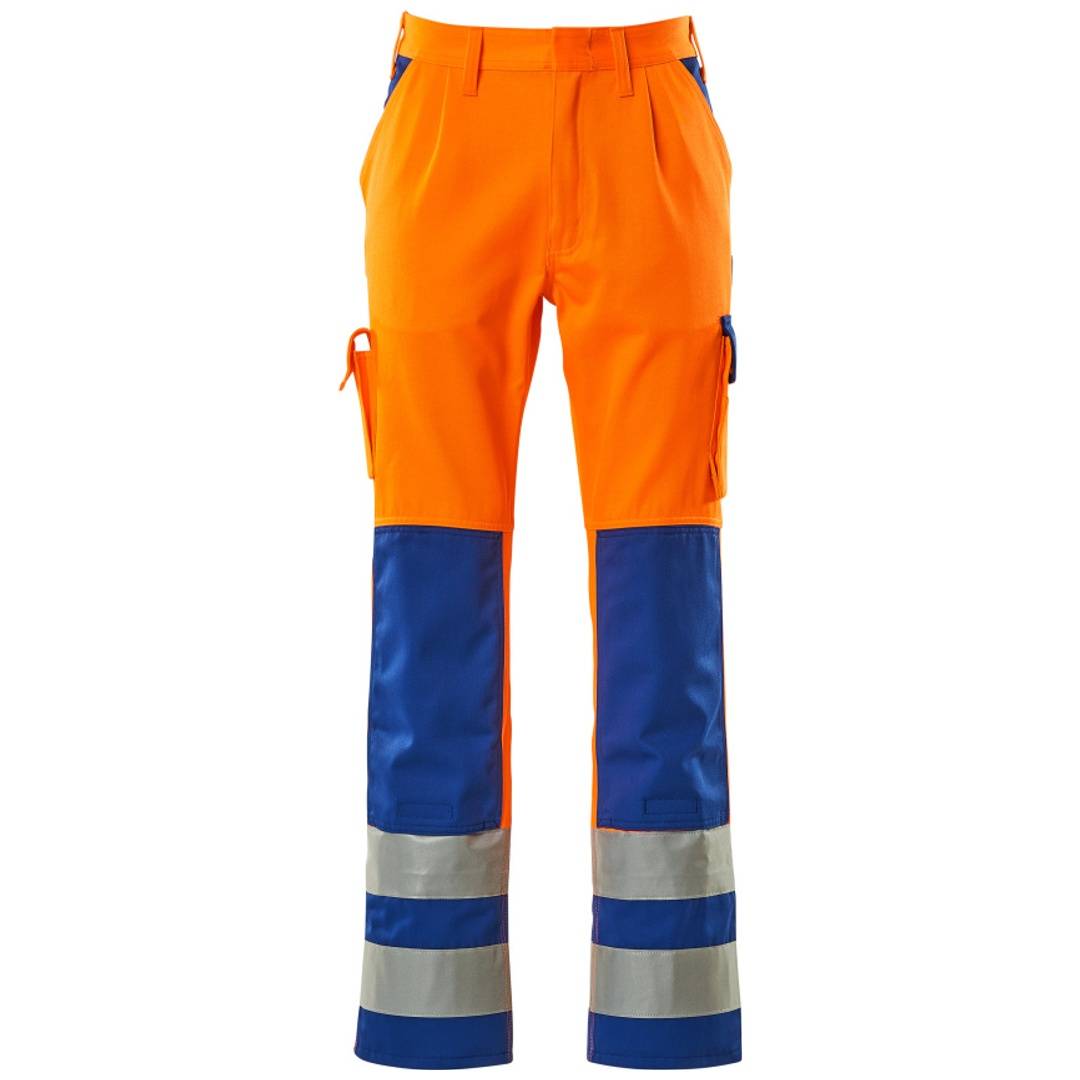 Hochsichtbare orangefarbene Arbeitshosen mit blauen Unterbeinen und reflektierenden silbernen Streifen, Vorderansicht auf weißem Hintergrund.
