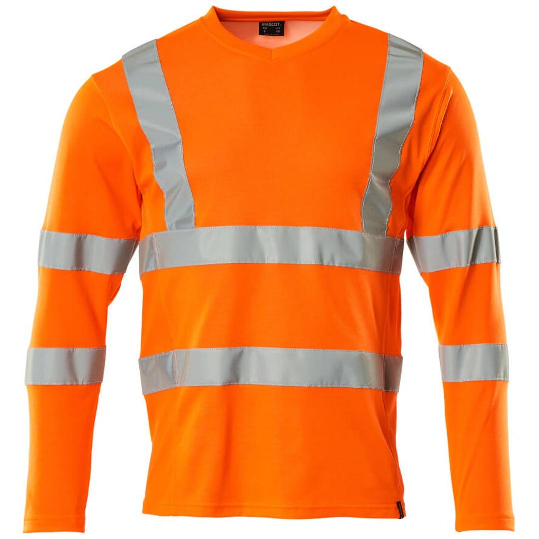 Leuchtend orangefarbiges Langarm-Sicherheitshemd mit hoher Sichtbarkeit mit silbernen reflektierenden Streifen auf Brust, Schultern und Armen vor weißem Hintergrund.