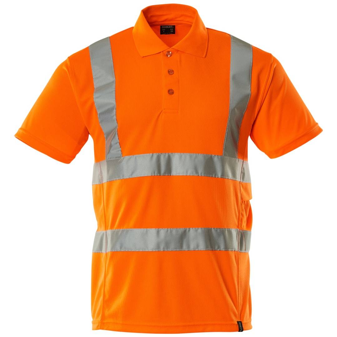 Leuchtend oranges Poloshirt mit kurzen Ärmeln und hoher Sichtbarkeit, mit reflektierenden silbernen Streifen auf weißem Hintergrund.