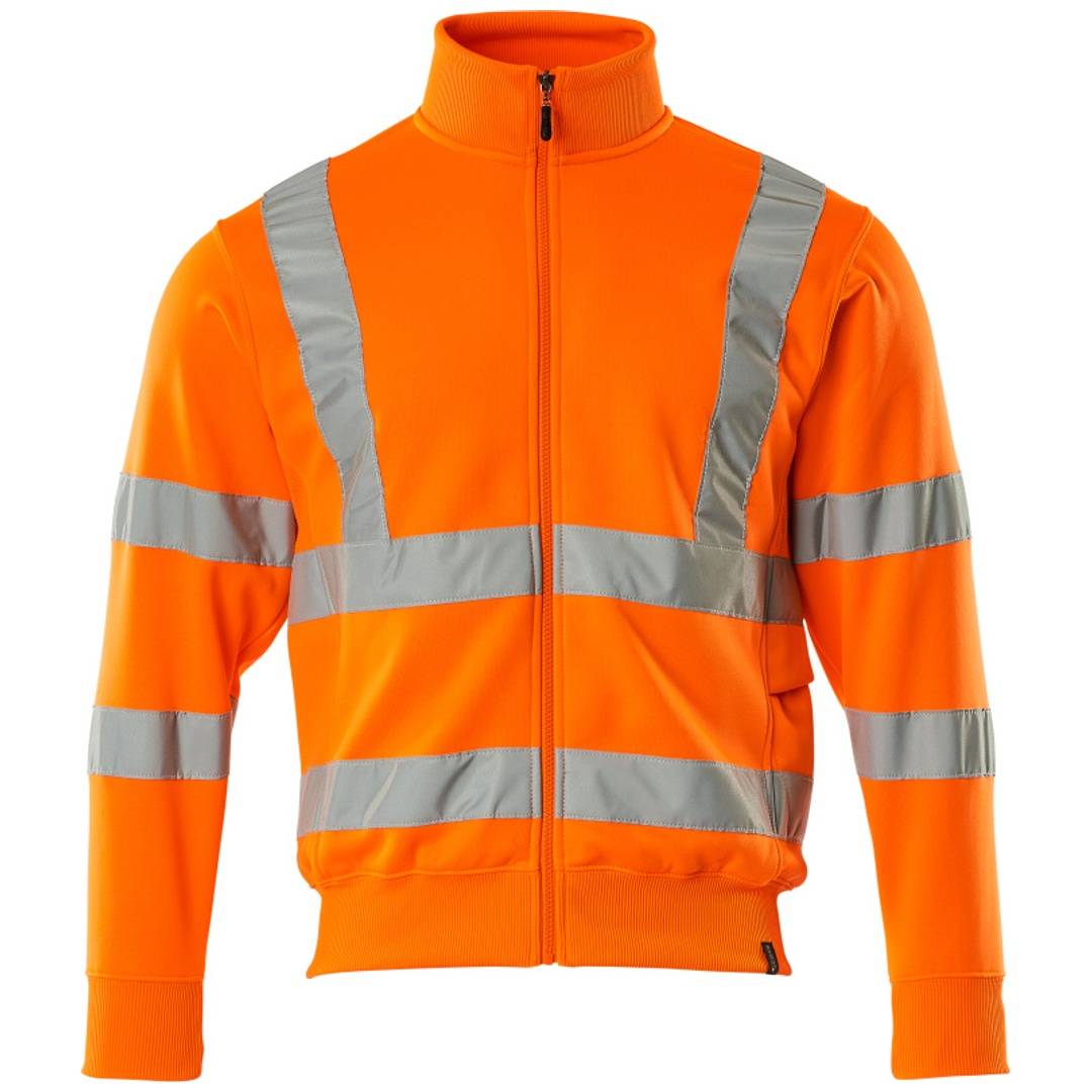 Leuchtendes orangefarbenes Sicherheitsjacke mit Reißverschluss in hoher Sichtbarkeit mit reflektierenden silbernen Streifen auf weißem Hintergrund.