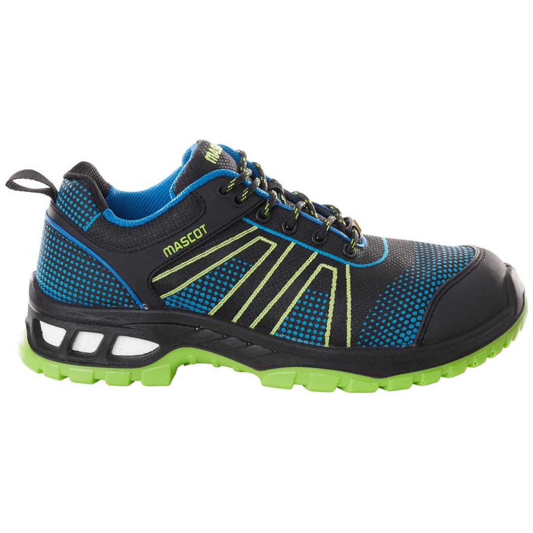 Schwarzer und blauer Sportarbeitschuh mit neongrüner Sohle, in Seitenansicht auf weißem Hintergrund dargestellt.
