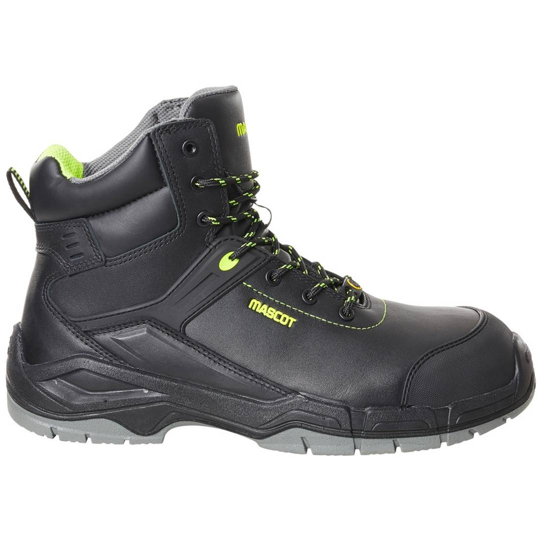 Schwarzer hochschaftiger Arbeits-Sicherheitsstiefel mit neongrünen Akzenten und Schnürsenkeln, in Seitenansicht auf weißem Hintergrund dargestellt.
