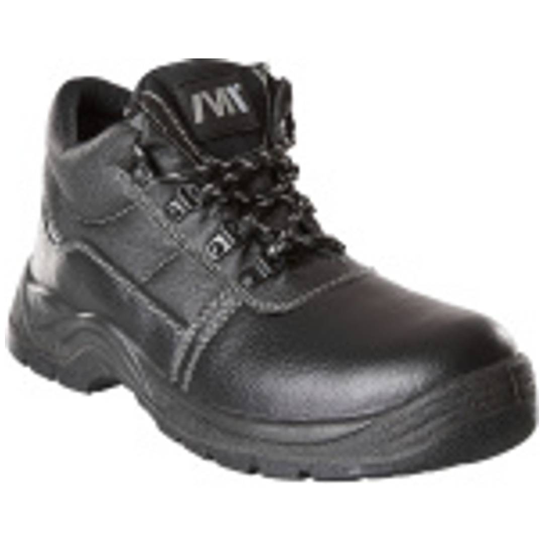 Schwarzer Lederschnürstiefel für die Arbeit mit dicker Profilsohle, auf weißem Hintergrund gezeigt.