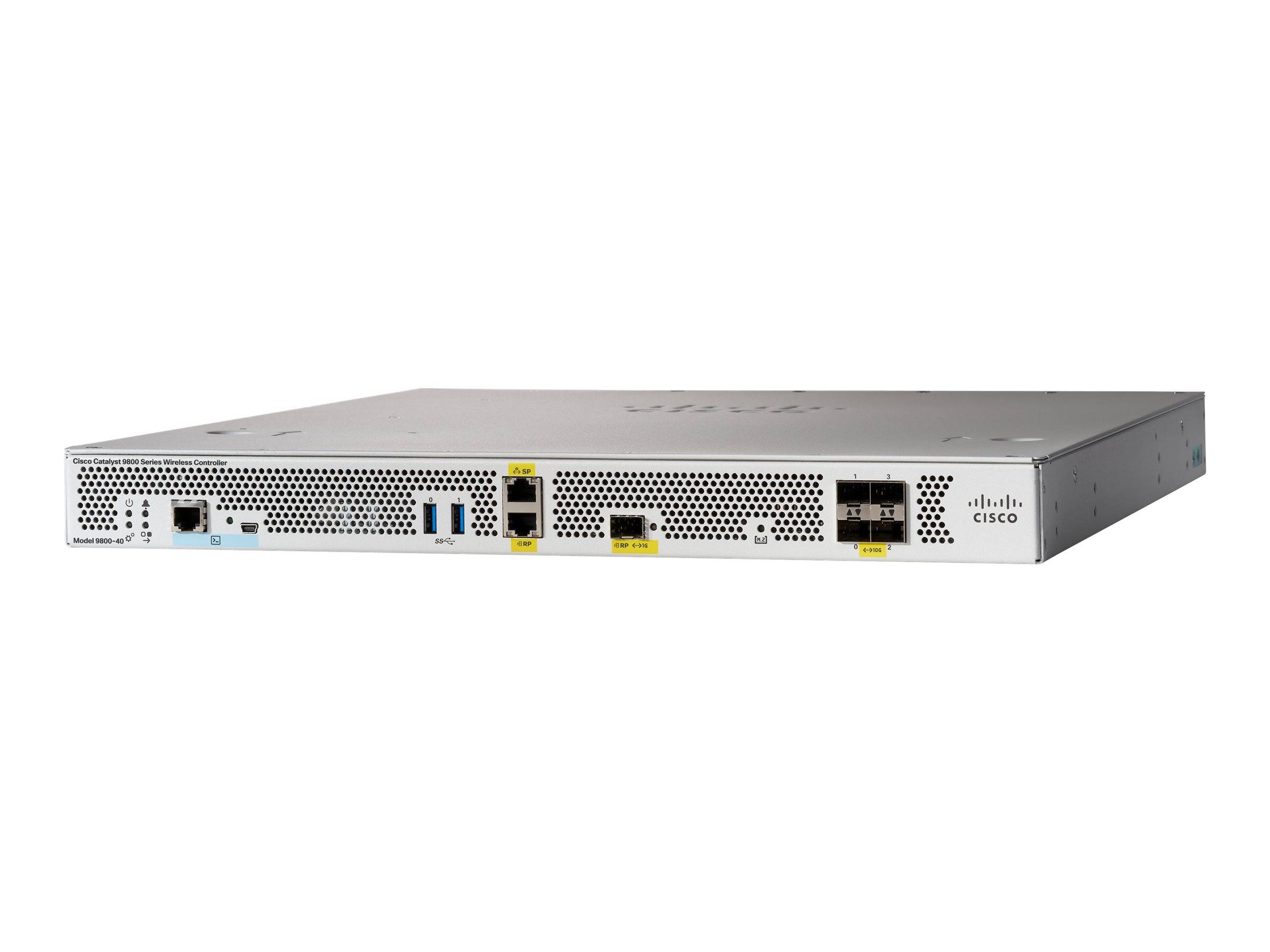 Vorderansicht eines Cisco-Rack-Mount-Netzwerkgeräts mit mehreren Ethernet- und USB-Anschlüssen auf einem silbernen Gehäuse.