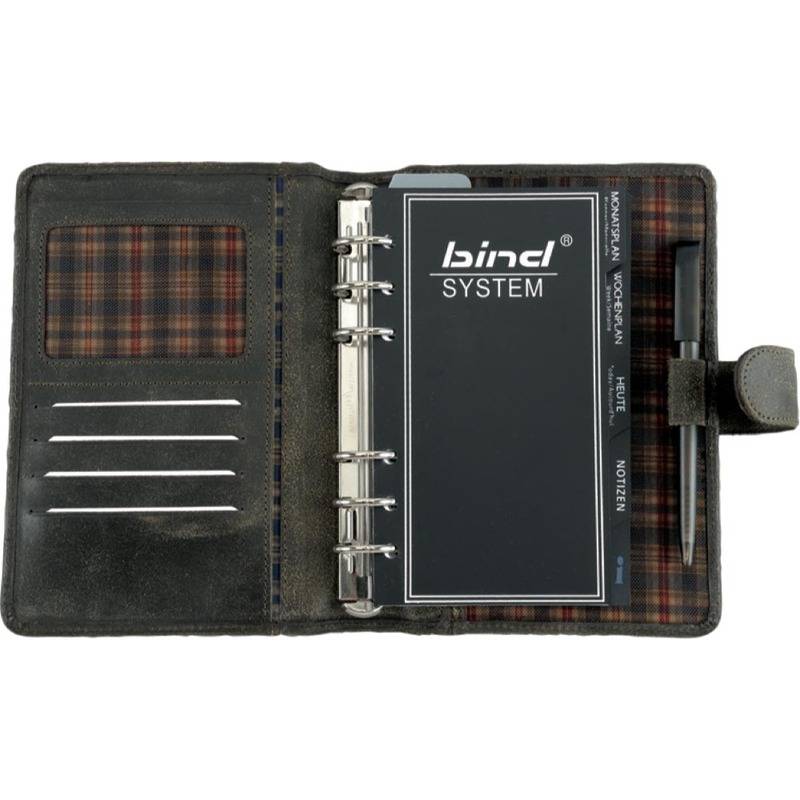 Offener Lederplaner mit Karomuster im Inneren, ausgestattet mit einem Notizblock mit der Aufschrift „bind SYSTEM