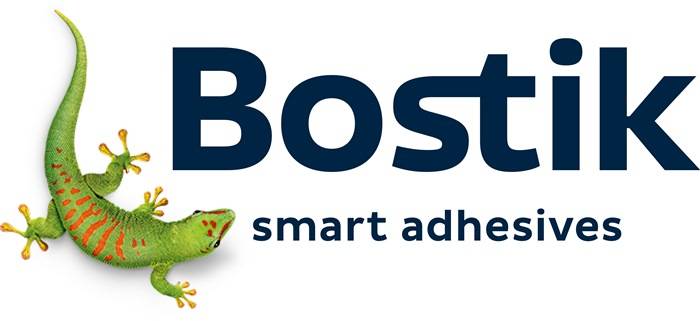 Das Bild zeigt das Wort 'Bostik' mit der Aufschrift 'smart adhesives' darunter. Ein kleiner grüner Laubfrosch befindet sich in der Nähe des 'B' auf einem weißen Hintergrund.
