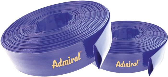 Eine aufgerollte blaue Admiral-Feuerwehrschlauch wird vor einem weißen Hintergrund präsentiert. Der Schlauch verfügt über eine glatte Oberflächenstruktur und das Admiral-Logo.