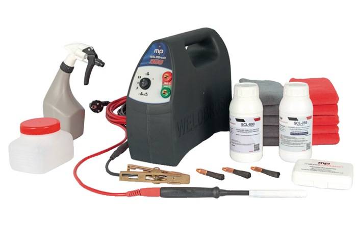 Schweißwerkzeug-Set mit einer Steuereinheit, Sprühflasche, Kabeln, Schweißklemmen und Flaschen mit der Aufschrift 