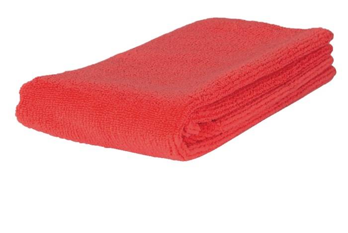 Ein gefaltetes rotes Handtuch mit sichtbarer weicher Textur auf einem weißen Hintergrund.