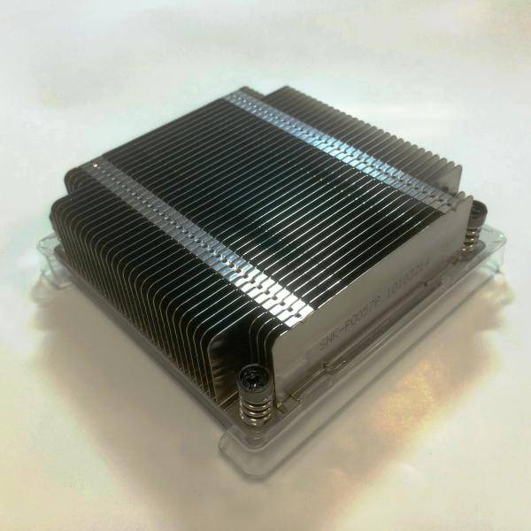 Metall-CPU-Kühlkörper mit eng beieinander liegenden schwarzen Lamellen auf einer durchsichtigen Kunststoffbasis, wird zur Kühlung von Computerprozessoren verwendet.