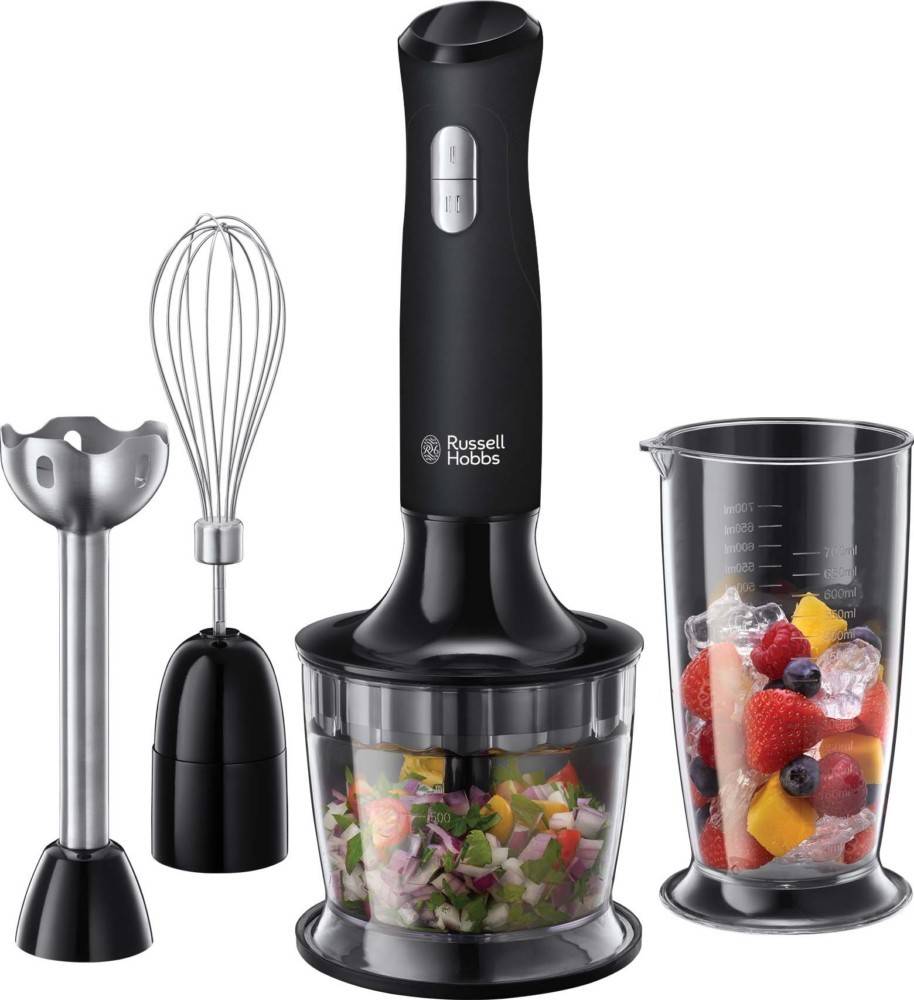 Ein Russell Hobbs Stabmixer-Set mit austauschbaren Aufsätzen, einschließlich eines Rührbesens, eines Zerkleinerers und eines Messbechers mit gehackten Früchten.