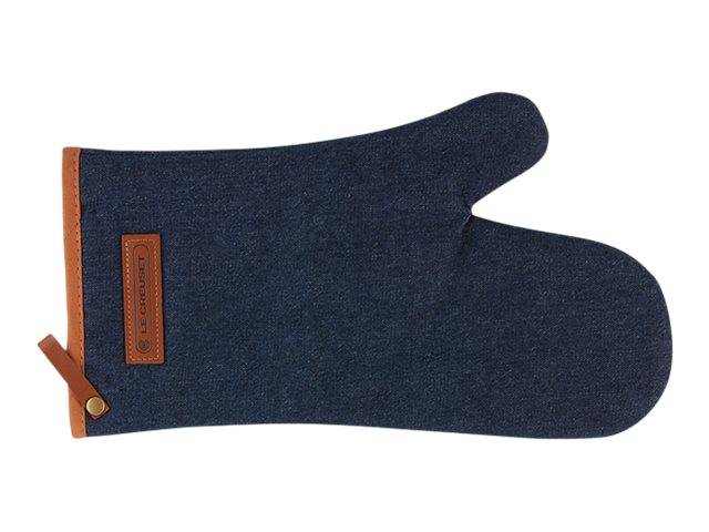 Blauer Denim-Ofenhandschuh mit braunem Ledersaum und Aufhängeschlaufe, gezeigt auf weißem Hintergrund.