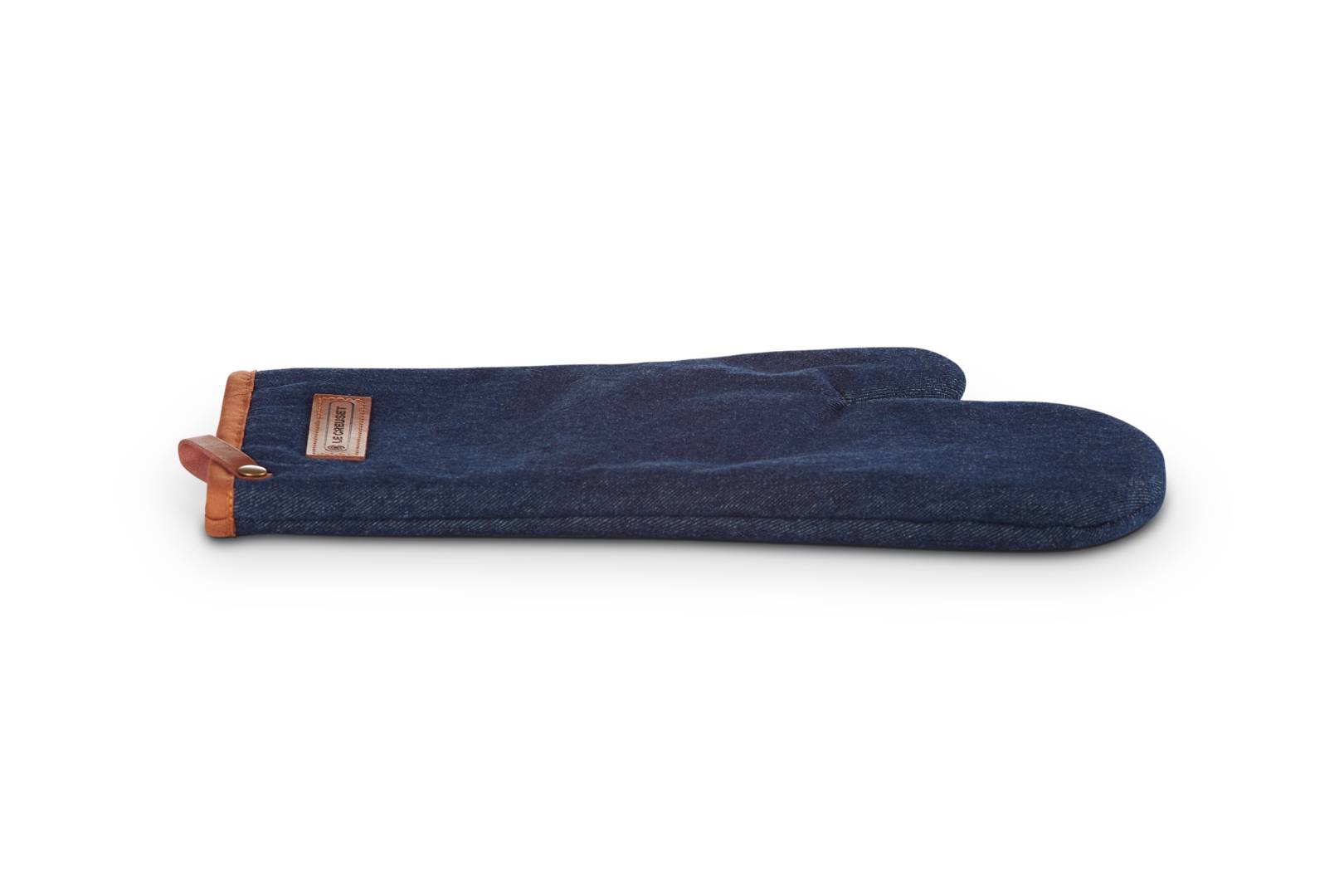 Paar dunkelblauer Jeanshosen zusammengefaltet mit einem braunen Taillenbanddetail, gezeigt auf weißem Hintergrund.