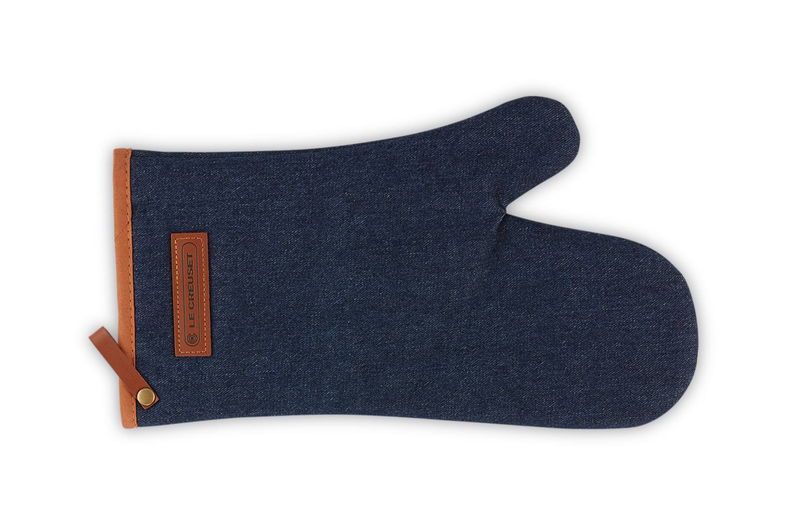 Ein Denim-Ofenhandschuh mit braunem Besatz und Aufhängeschlaufe, gezeigt auf weißem Hintergrund.