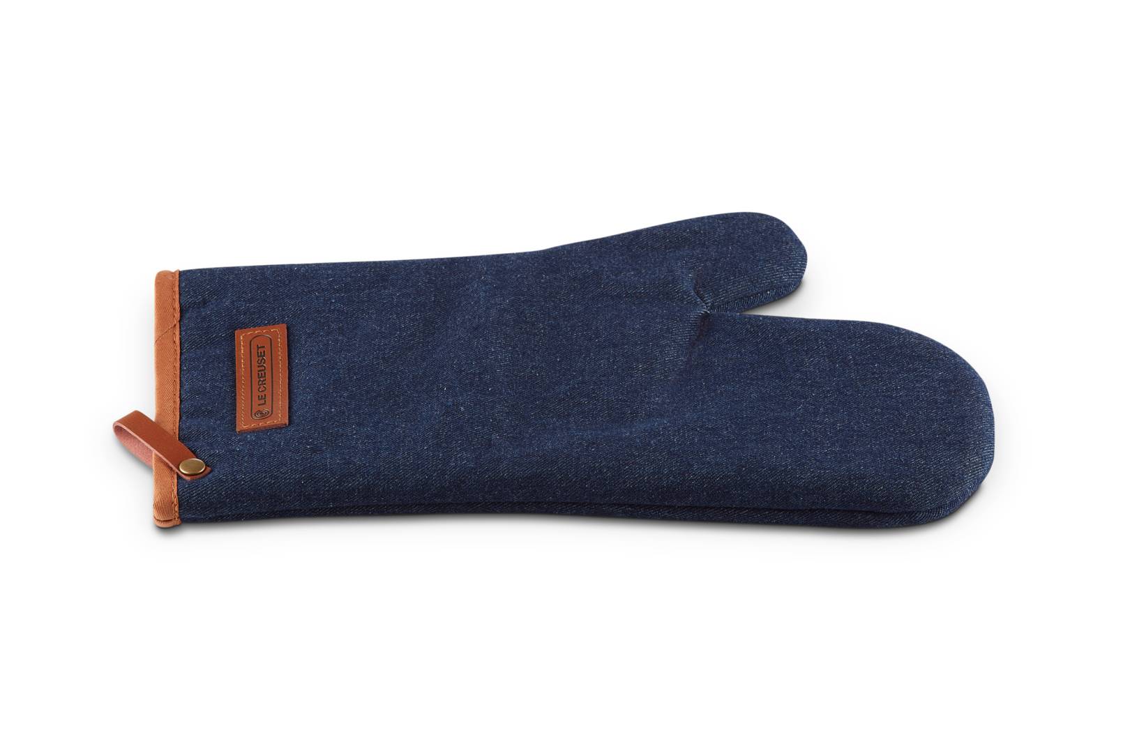 Ofenhandschuh aus Denim mit Ledereinfassung und Aufhängeschlaufe auf weißem Hintergrund