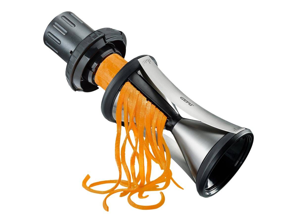 Ein tragbarer Spiralschneider für Gemüse mit orangefarbenen Zucchinisträngen, die aus der Klinge austreten, gezeigt auf weißem Hintergrund.