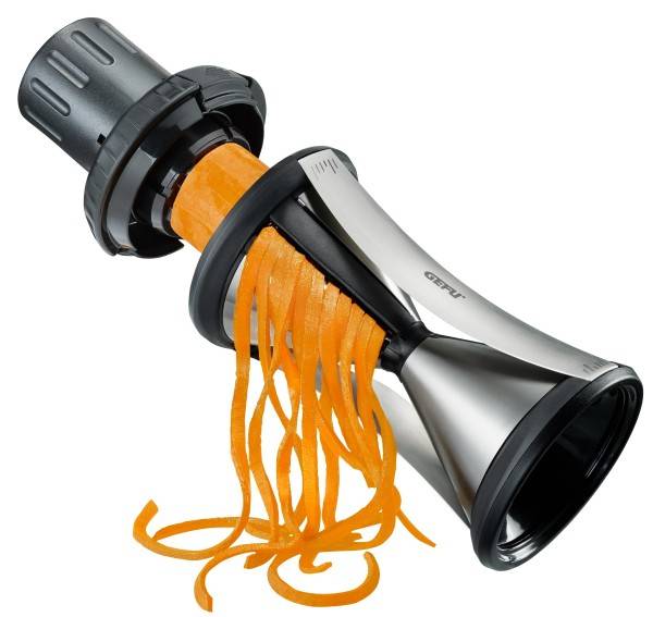 Elektrischer Spiralschneider mit orangefarbigen Gemüsenudeln, die aus einem schwarzsilbernen Küchengerät auf weißem Hintergrund herausgedrückt werden.