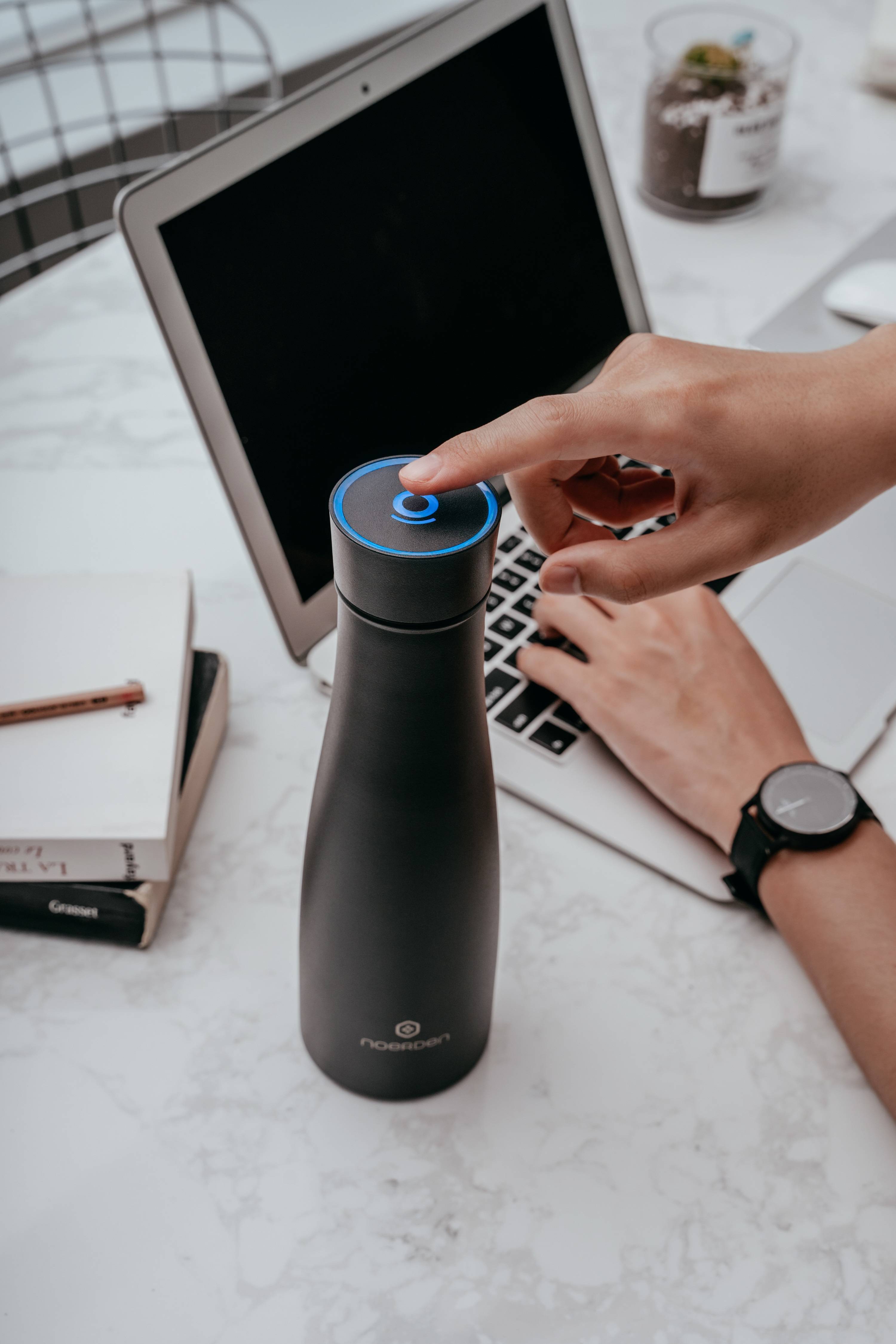 NOERDEN LIZ Smart Bottle Trinkflasche mit UV Licht Sterilisation 480ml Heiss und Kalt inkl. App und Bluetooth Anbindung schwarz