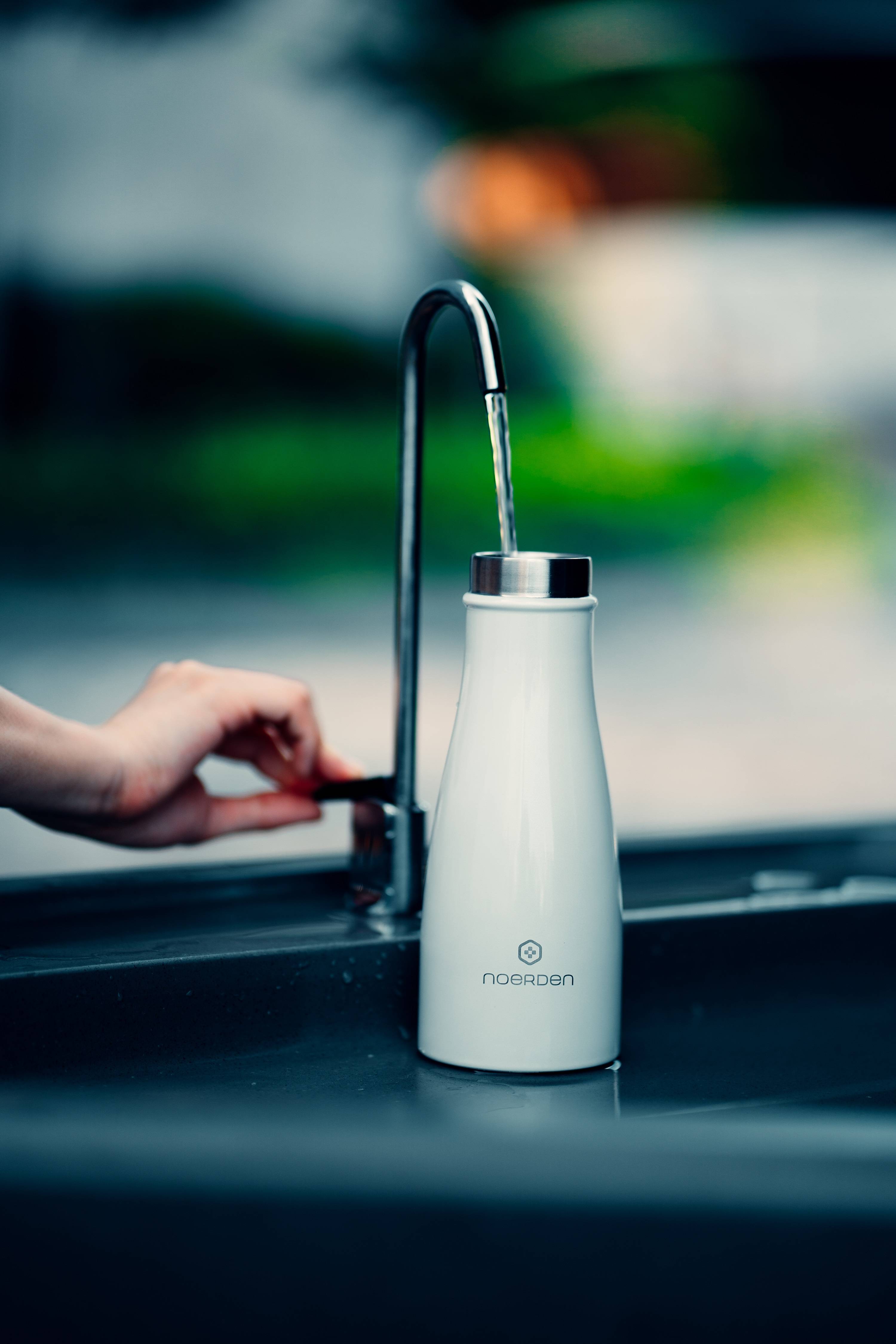 NOERDEN LIZ Smart Bottle Trinkflasche mit UV Licht Sterilisation 350ml Heiss und Kalt inkl. App und Bluetooth Anbindung weiss