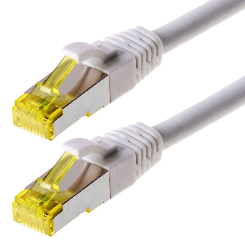 Zwei Ethernet-Netzwerkkabel mit RJ45-Steckern auf weißem Hintergrund.