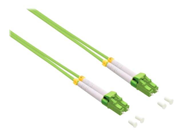 Zwei grüne Lichtwellenleiterkabel mit SC-Steckverbindern und kleinen weißen Staubschutzdeckeln auf weißem Untergrund.