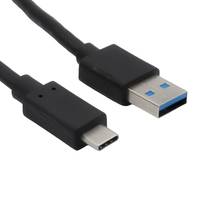 Nahaufnahme eines USB-Kabels mit USB-A- und USB-C-Anschlüssen auf weißem Hintergrund.